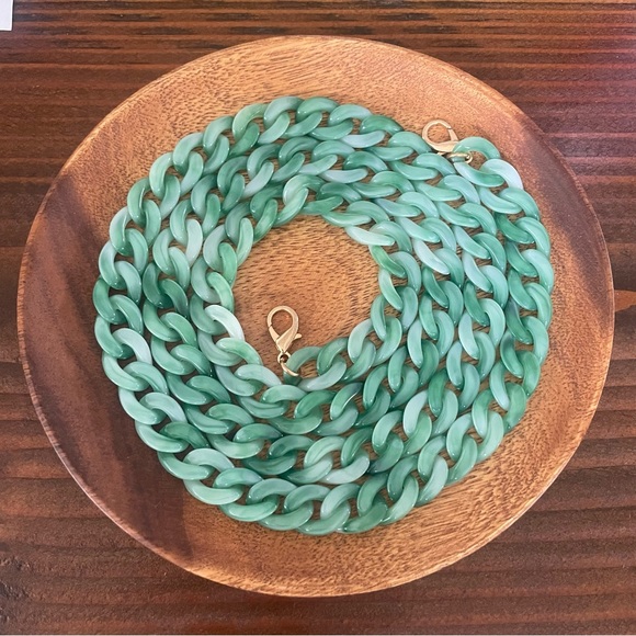 UNBRANDED 47” JADE COLOR ACRYLIC CHAIN WITH GOLD HARDWARE - Picture 6 of 9